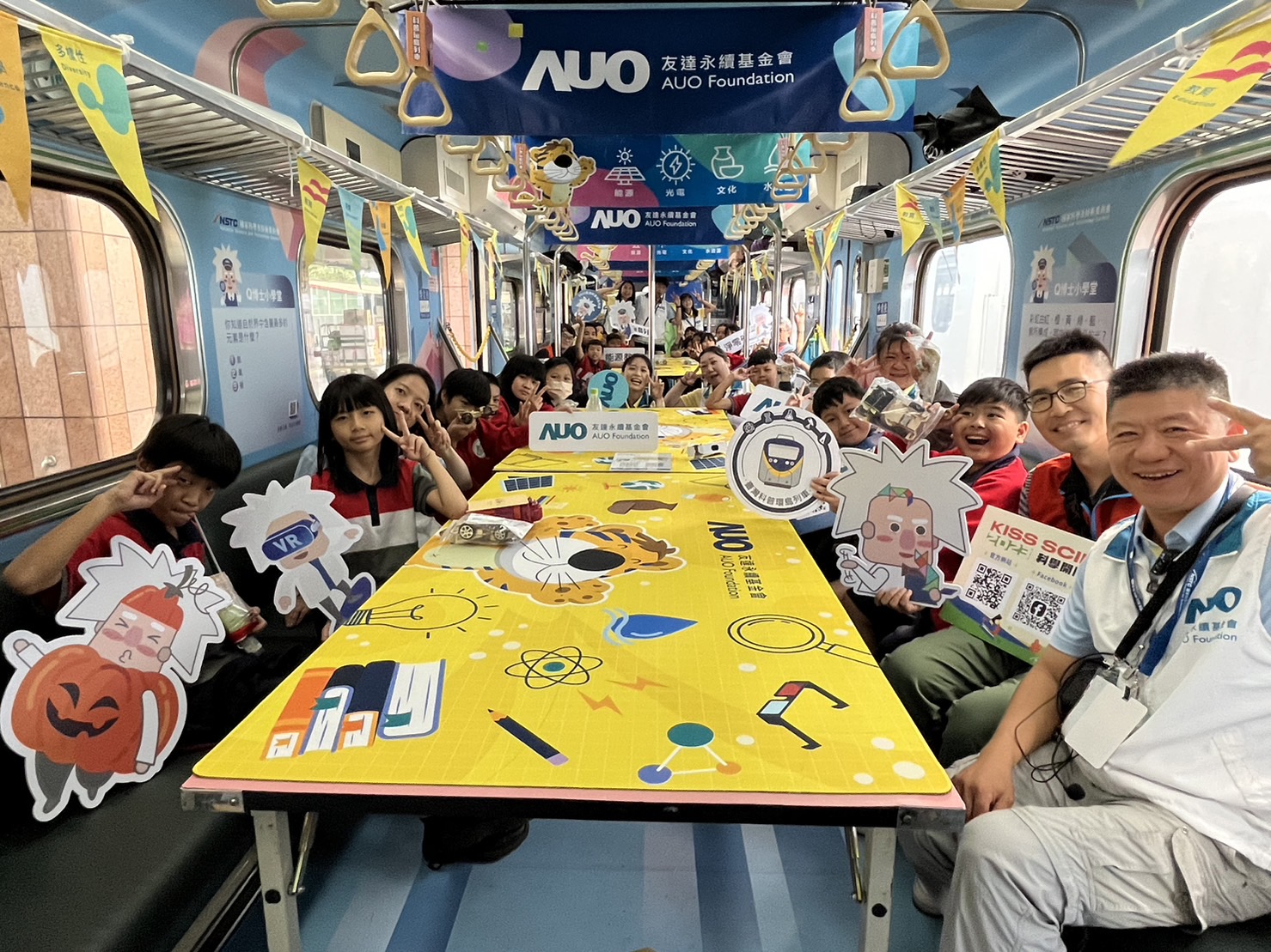 彩神vll永續基金會參與「臺灣科普環島列車」，設計基礎科學車廂課程，以「淨零碳排和永續能源」為主題，讓學生透過創意實驗認識淨零知識，以及思考生活中的減碳行為