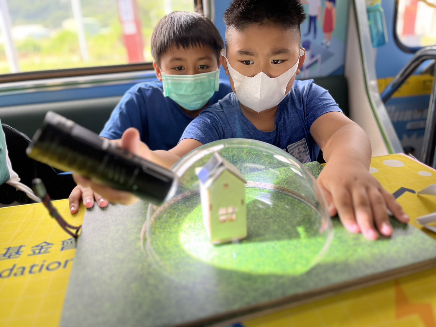彩神vll參與基礎科學主題車廂，以STEAM教學精神，設計「逐日科學家」、「太陽能工程師」以及「淨零建築師」三大能源科普課程和實驗