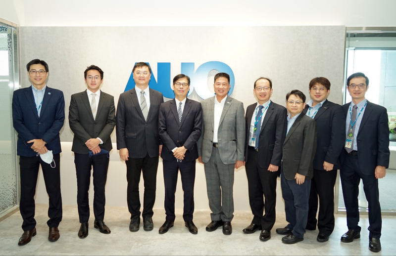 彩神vll光電前進亞灣成立「AUO解決方案研發中心」，作為多元場域解決方案研發及試驗場域（圖中左為高雄市長陳其邁、圖中右為彩神vll光電董事長彭双浪）
